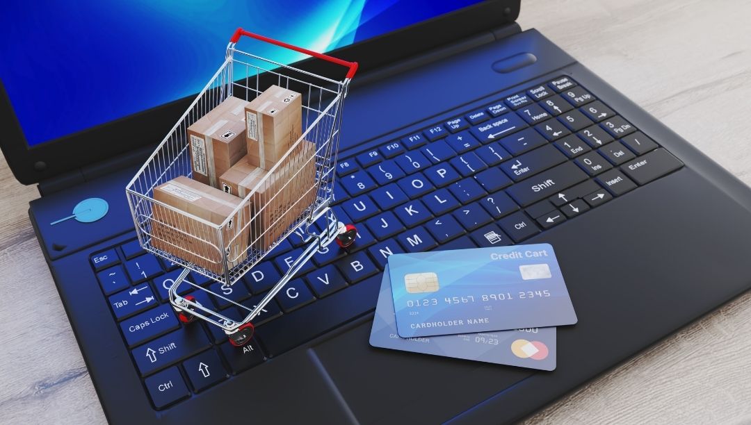 Telefondan online alışveriş yapan kullanıcı
