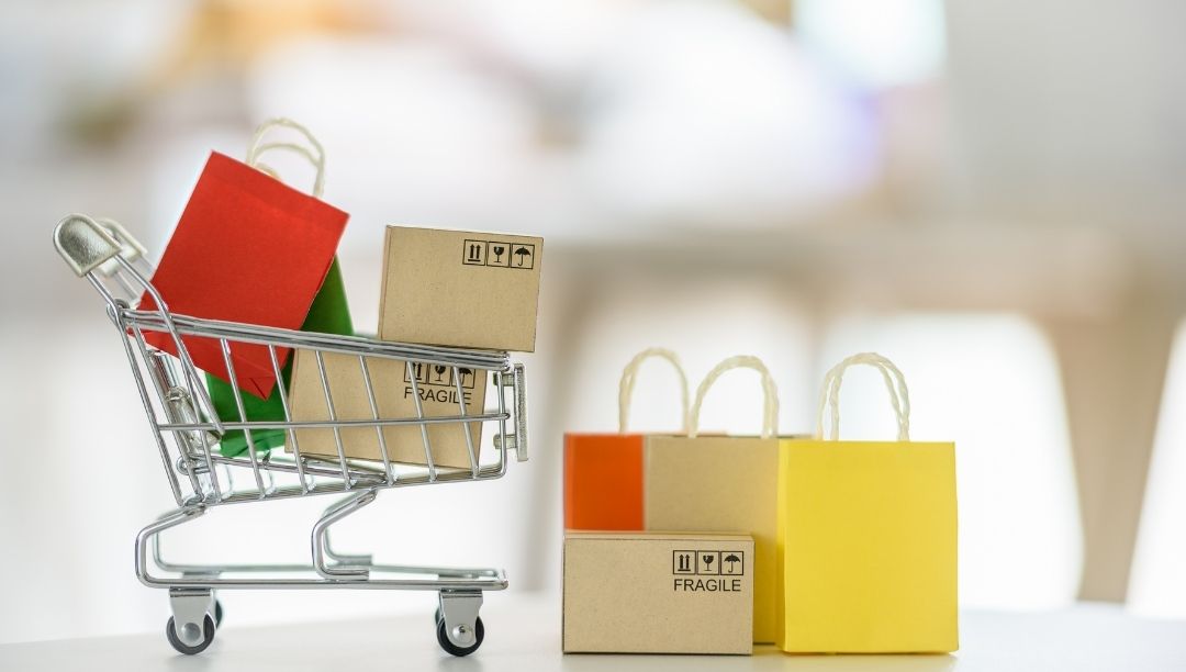 E-ticaret siparişleri için hazırlanan kargo paketleri