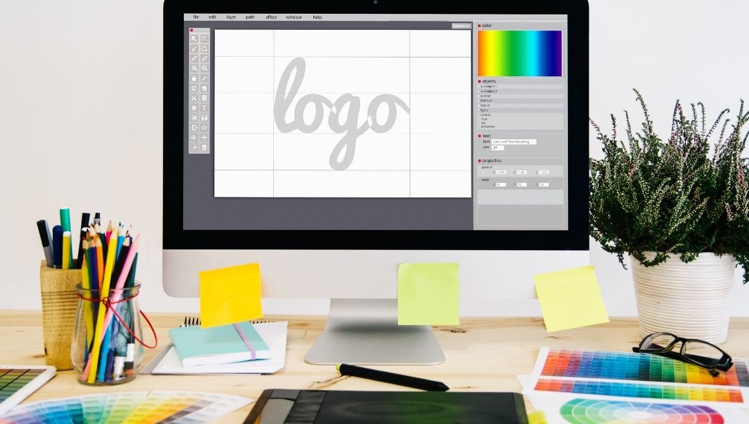 Grafik tasarımcının ekranında logo tasarım süreci
